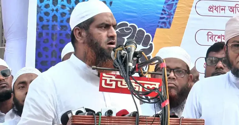 গণজমায়েতে প্রধান অতিথির বক্তব্য দিচ্ছেন মামুনুল হক